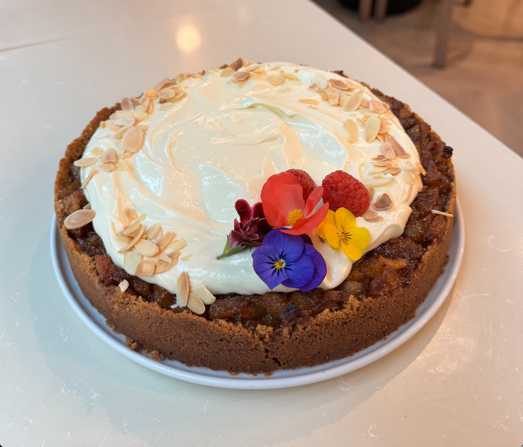 Tarta gruszkowa z musem z białej czekolady