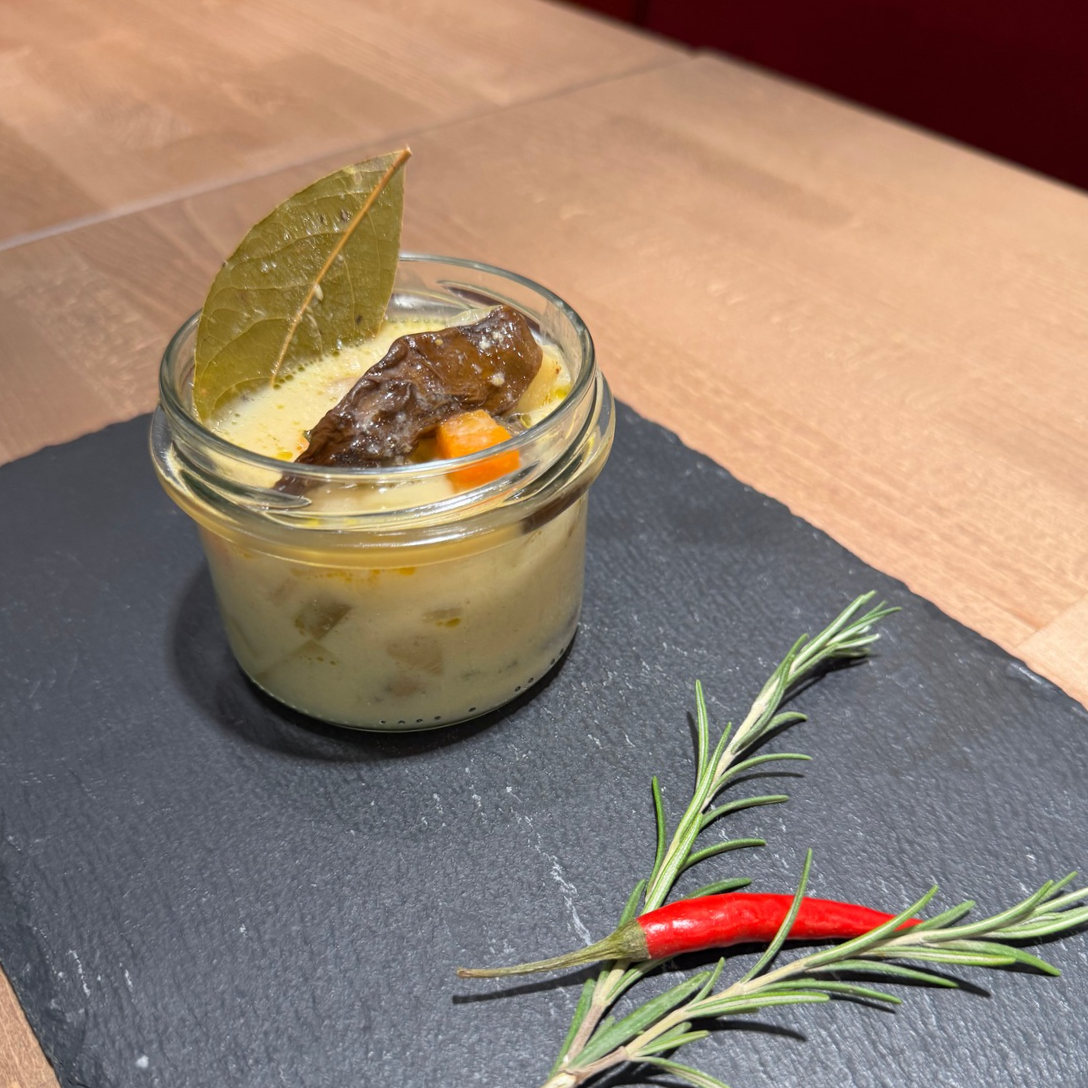 Żurek z białą kiełbasą, suszonymi podgrzybkami i rozmarynem