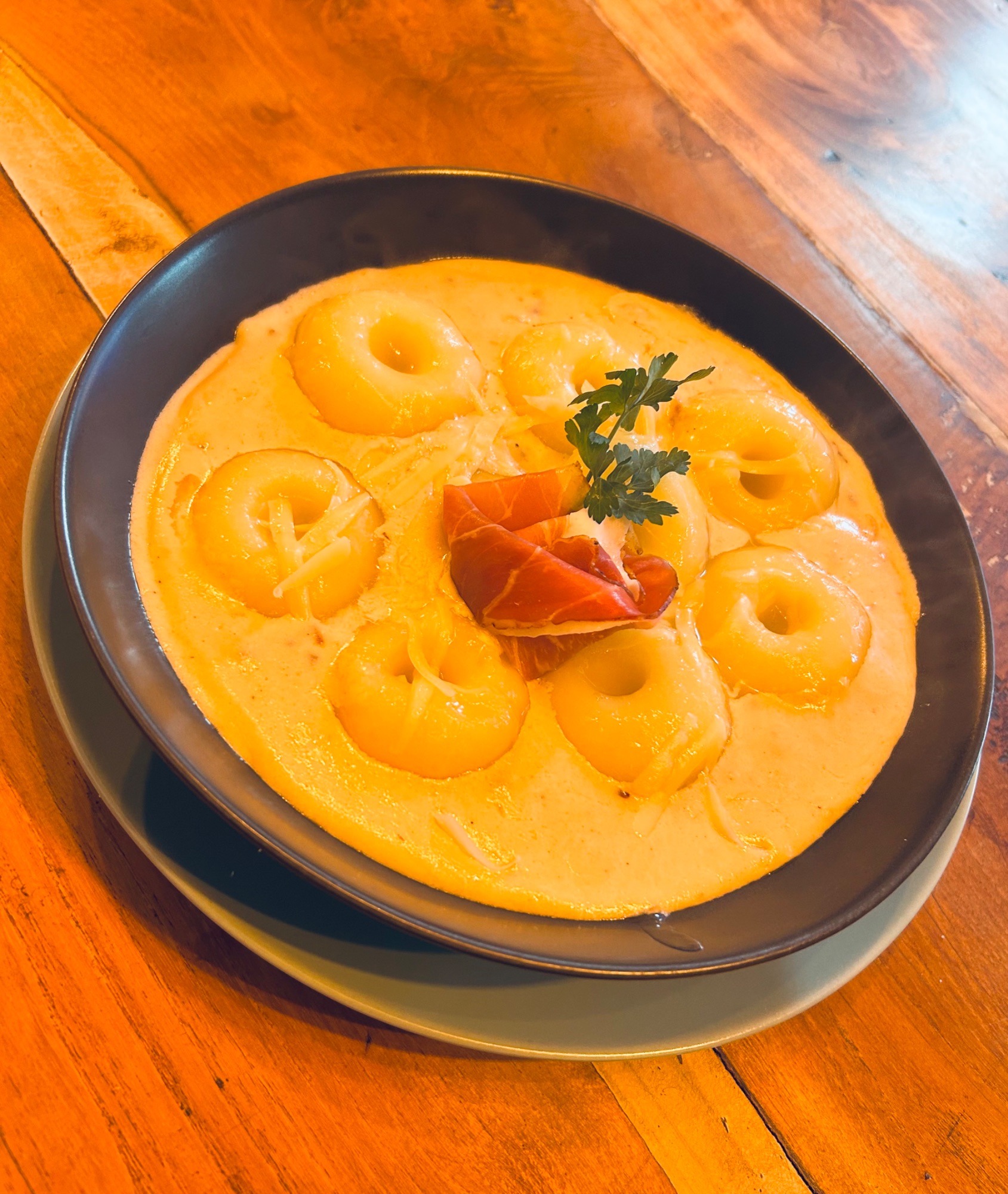 Kluski w sosie śmietanowym z boczkiem