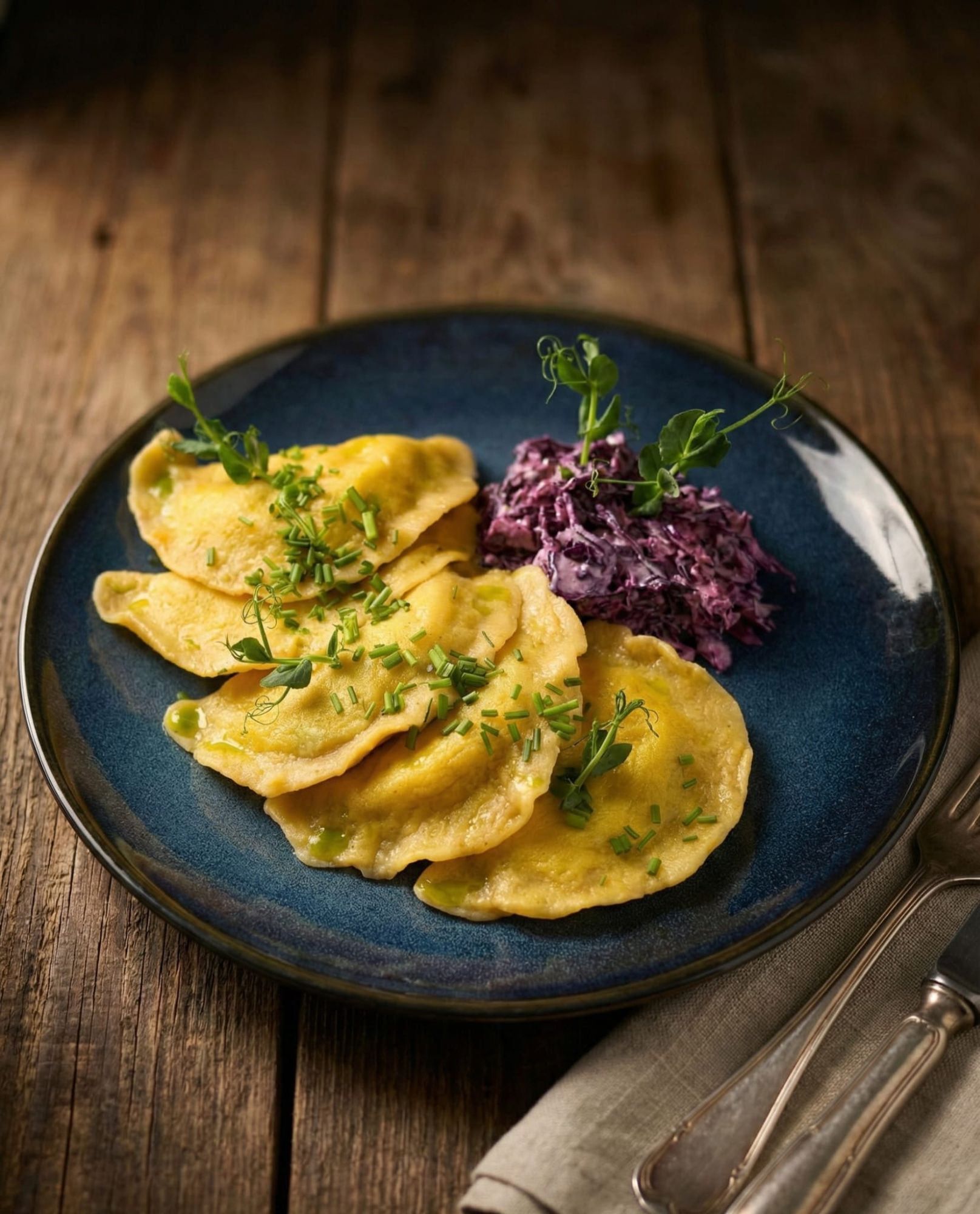 Kurkumowe pierogi z pieczonym i wędzonym łososiem  