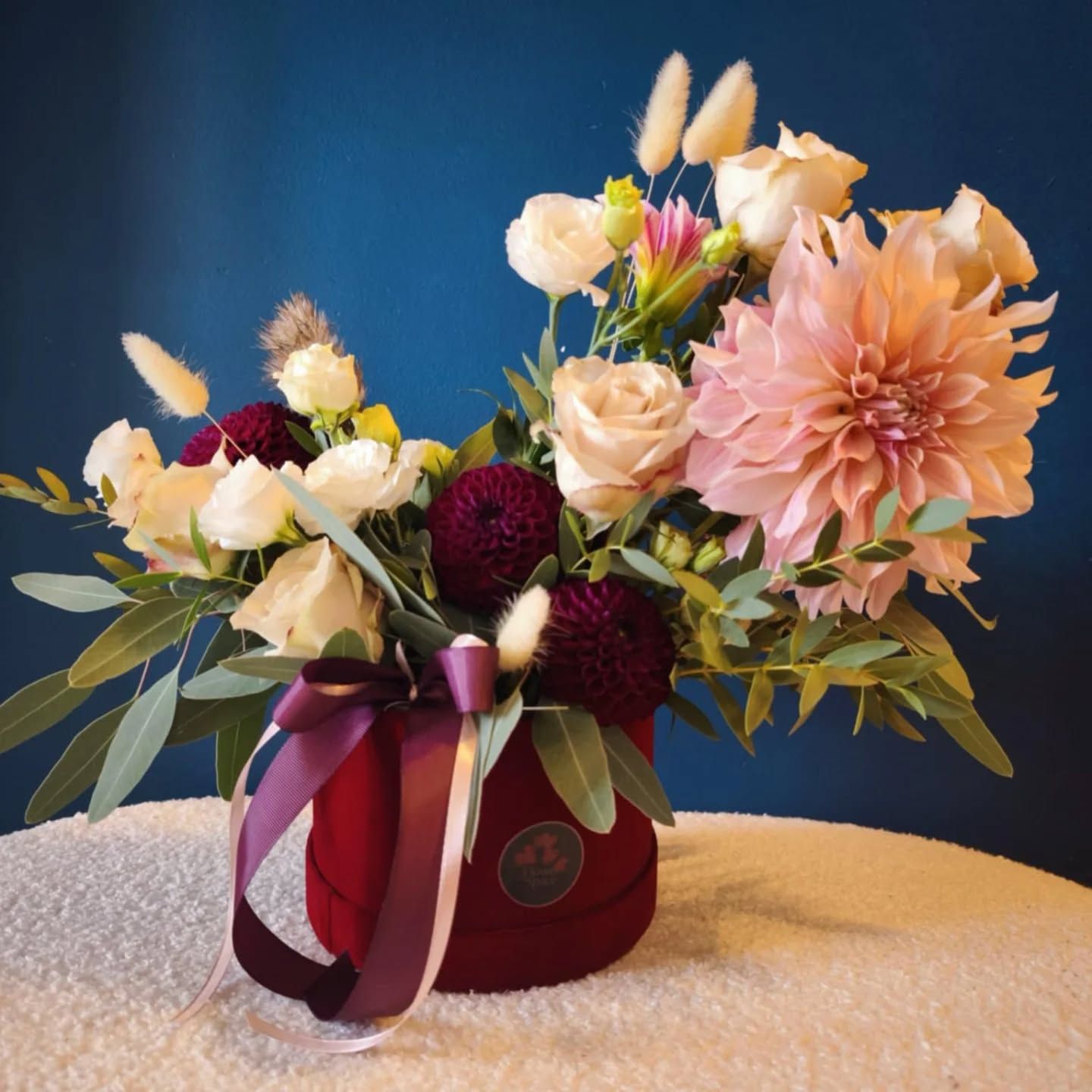 Asymetryczny Flower Box w bordowym welurze