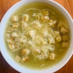 Zupa czosnkowa z grzankami i serem
