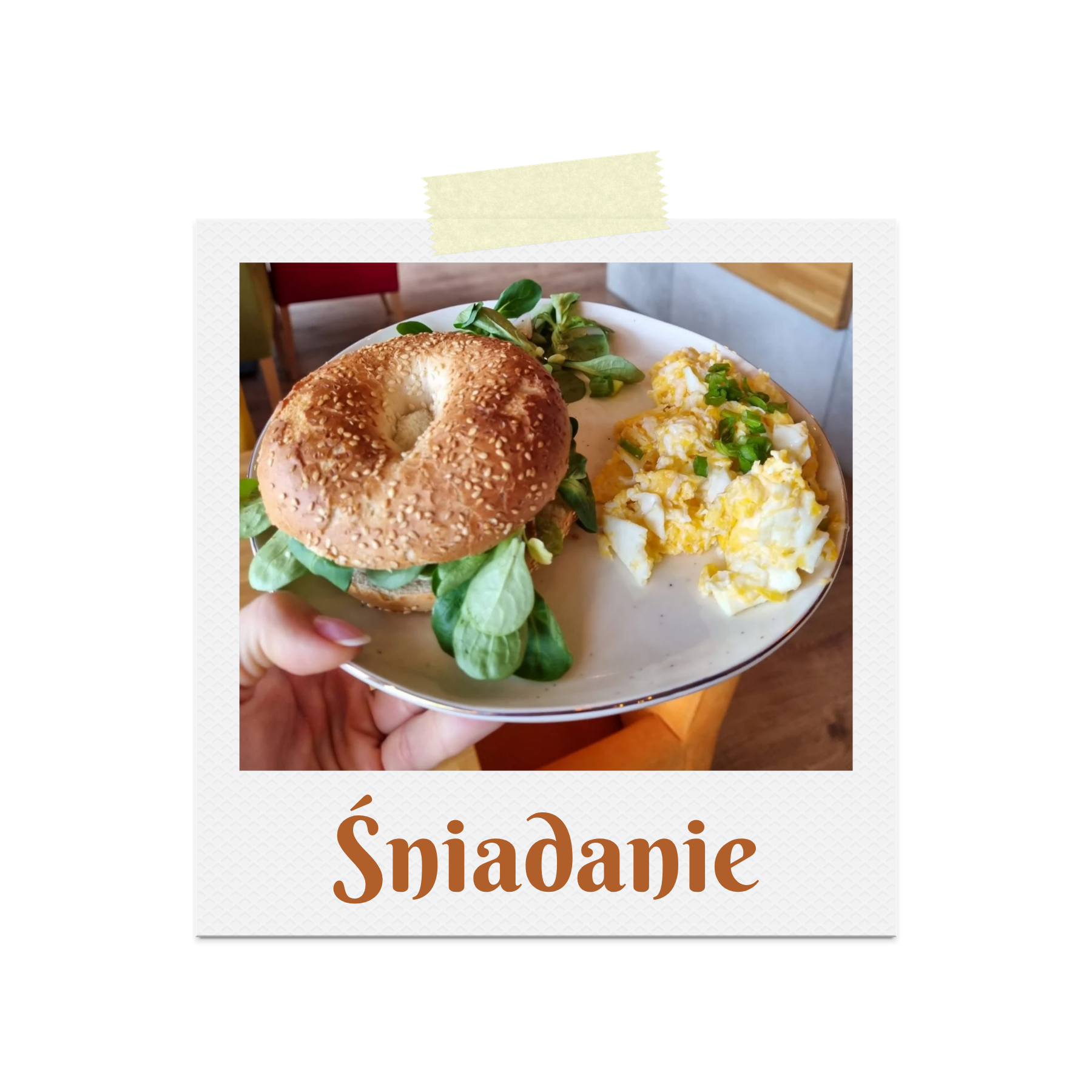 Talerz ze śniadaniem: bagel z sałatą i jajkami na twardo.