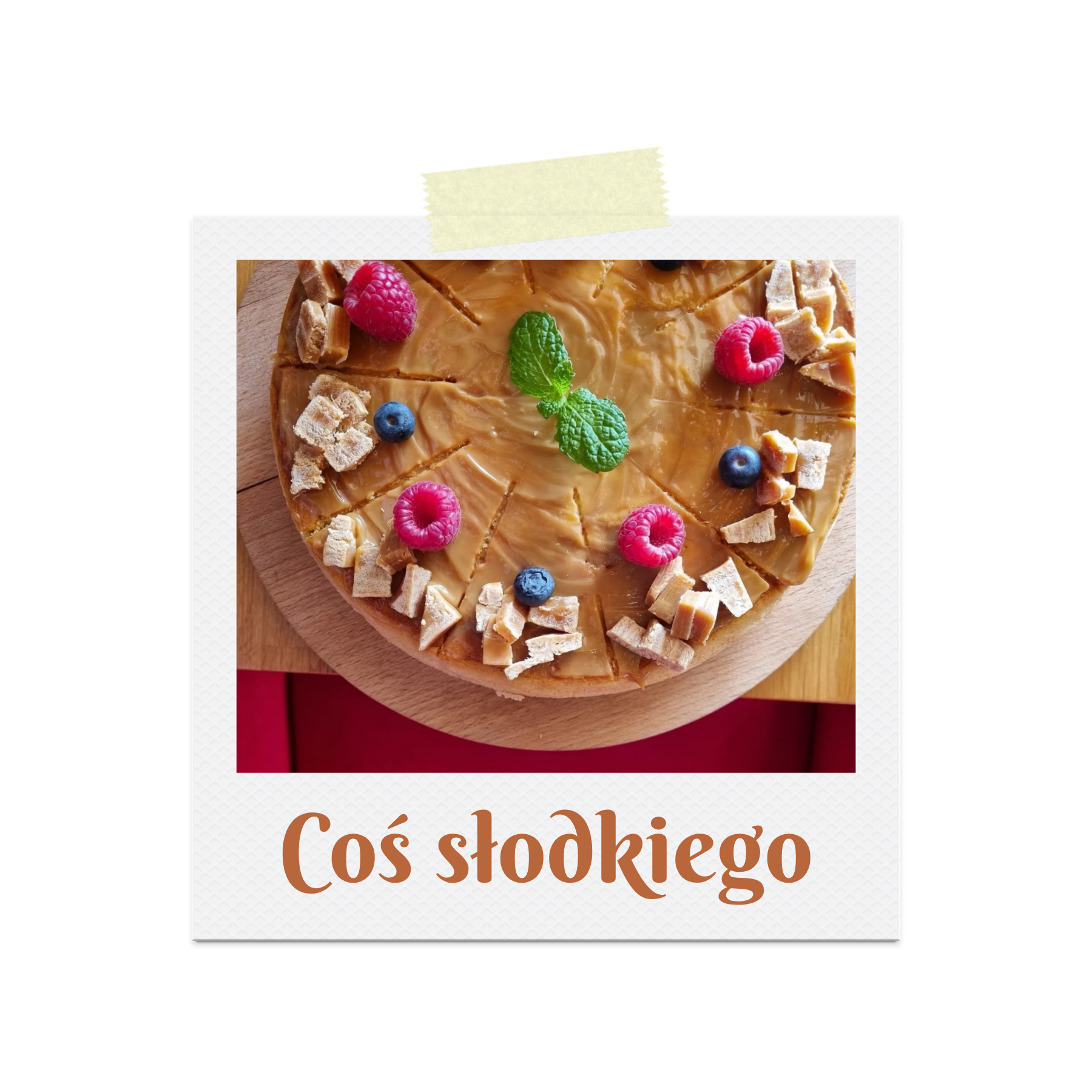 Tort na deser z owocami i kruszonką w formie okręgu, napis "Coś słodkiego" na dole zdjęcia.
