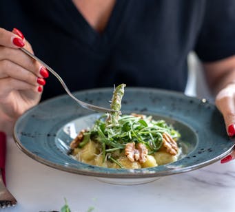 Gnocchi w sosie z sera gorgonzola z orzechami włoskimi i szparagami to wiosenny klasyk naszej karty