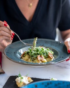 Gnocchi w sosie z sera gorgonzola z orzechami włoskimi i szparagami to wiosenny klasyk naszej karty