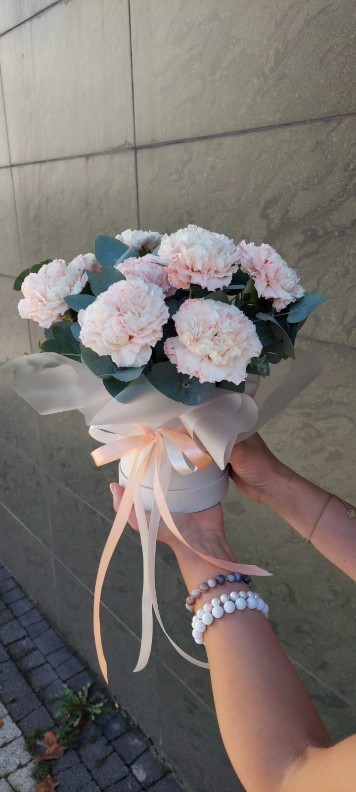 Flower box goździkami