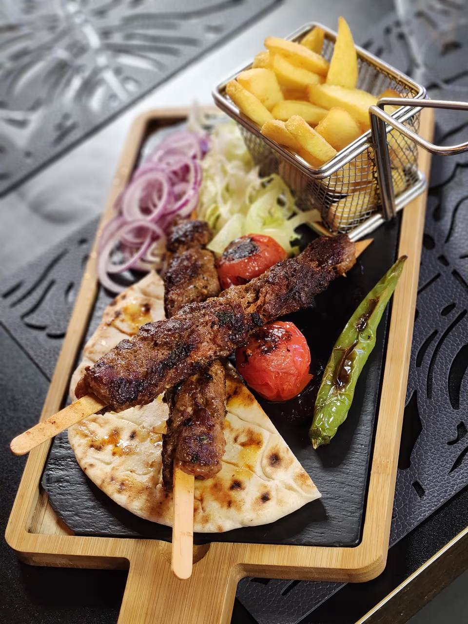 Adana kebab cu cartofi prajiti