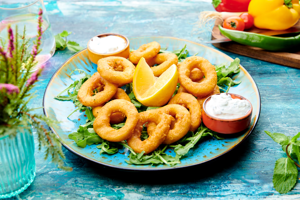 Inele de calamar cu sos tzatziki