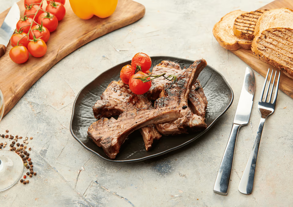   Cotlet de berbecut cartofi prajiti si parmezan  Cotlet de berbecut cartofi prajiti si parmezan