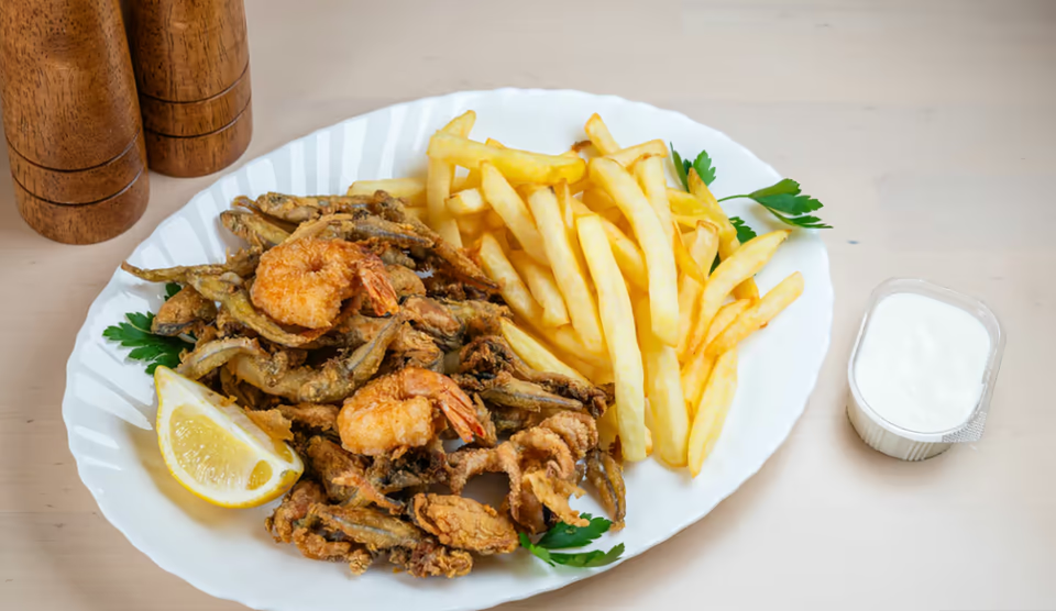 Fritto misto cu cartofi prajiti si sos alioli 800 gr