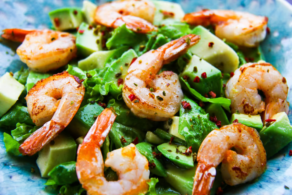 Salata cu creveti si avocado