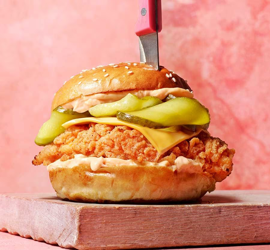 Meniu Burger de pui cu cartofi prajiti