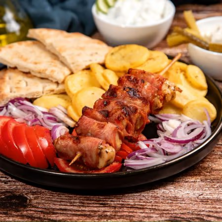 Katapoulo souflaki cu cartofi prajiti