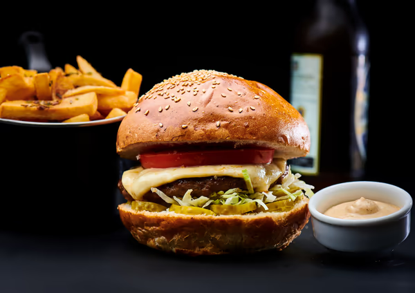 Burger de vita cu cartofi prajiti parmezan si usturoi