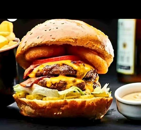 Burger special cu cartofi prajiti si parmezan si usturoi