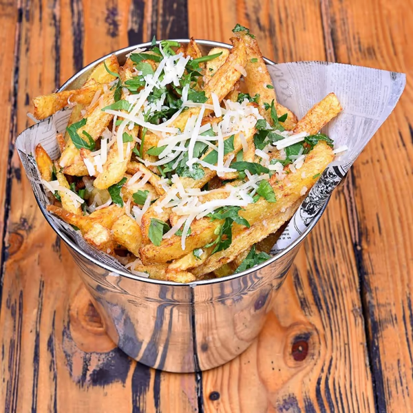 Cartofi prajiti cu parmezan, usturoi si patrunjel