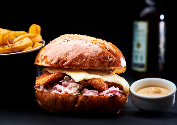 Chicken Burger cu cartofi prajiti si parmezan cu usturoi