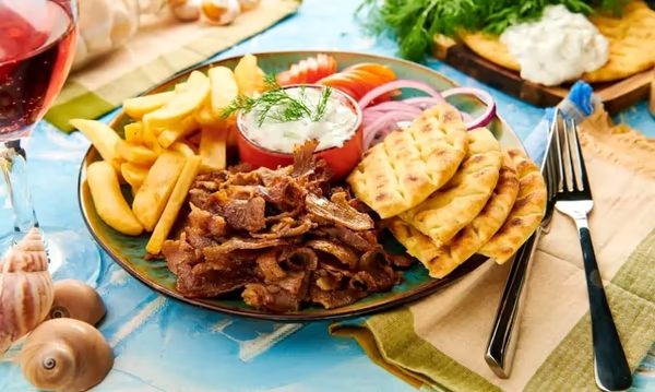 Gyros de porc la farfurie