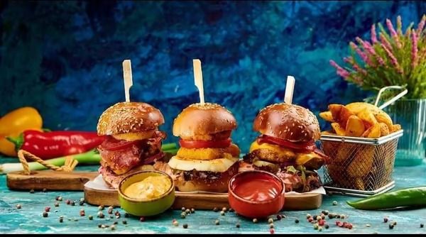 Burger trio Check in cu cartofi prajiti si parmezan cu usturoi