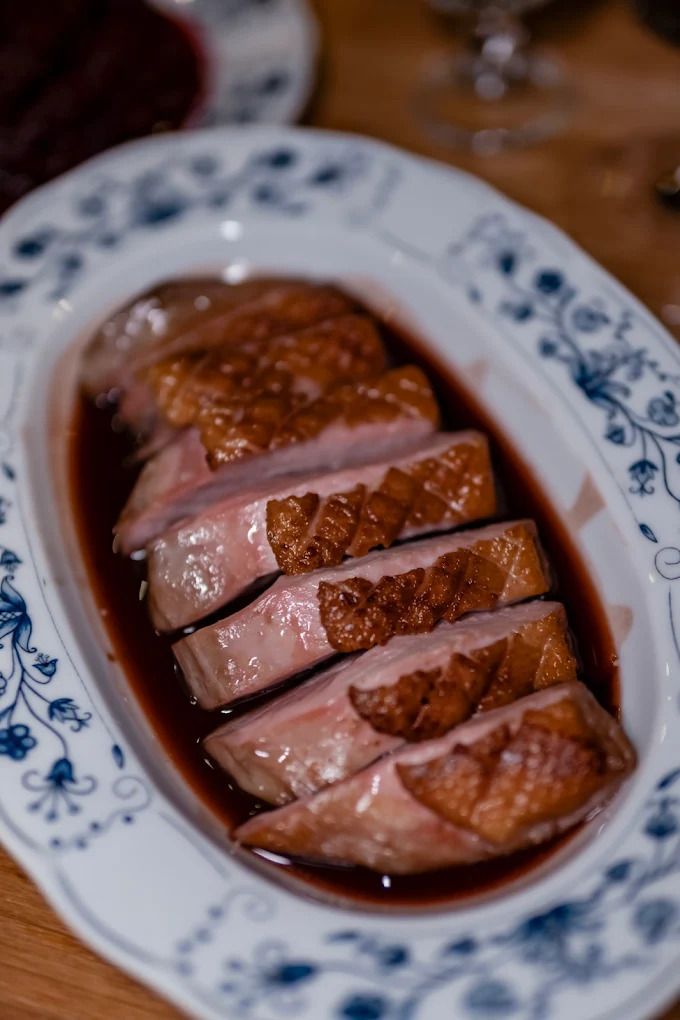 Pierś z kaczki z sosem demi glace z czeremchą