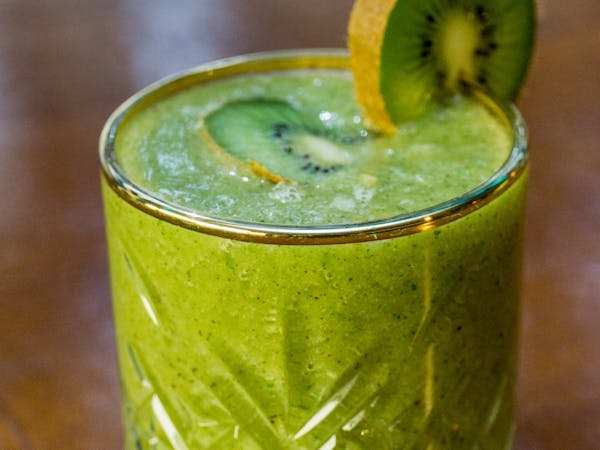 Green Smoothie : suc de mere , kiwi , banana, spanac (300 ml)