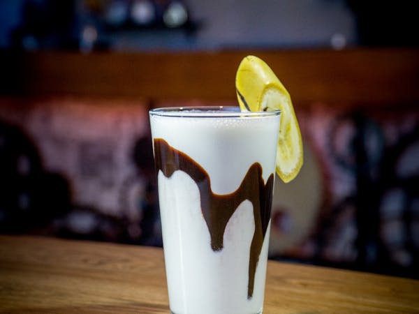 Banana Milkshake : lapte , frisca lichida , banana toping cioco (400 ml)