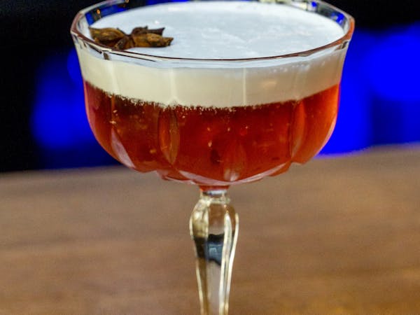 Red and White Tea Cocktail : rom Angostura , ceai negru , anason , zahar , frisca lichida (250 ml)