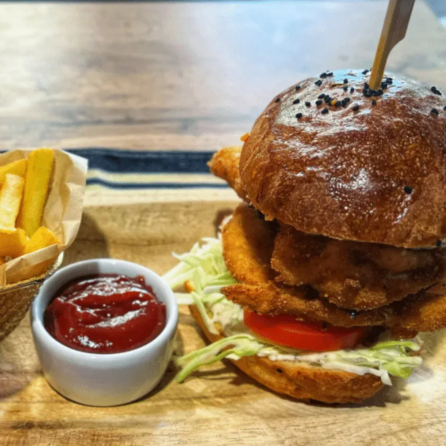 Burger Chatynka z frytkami