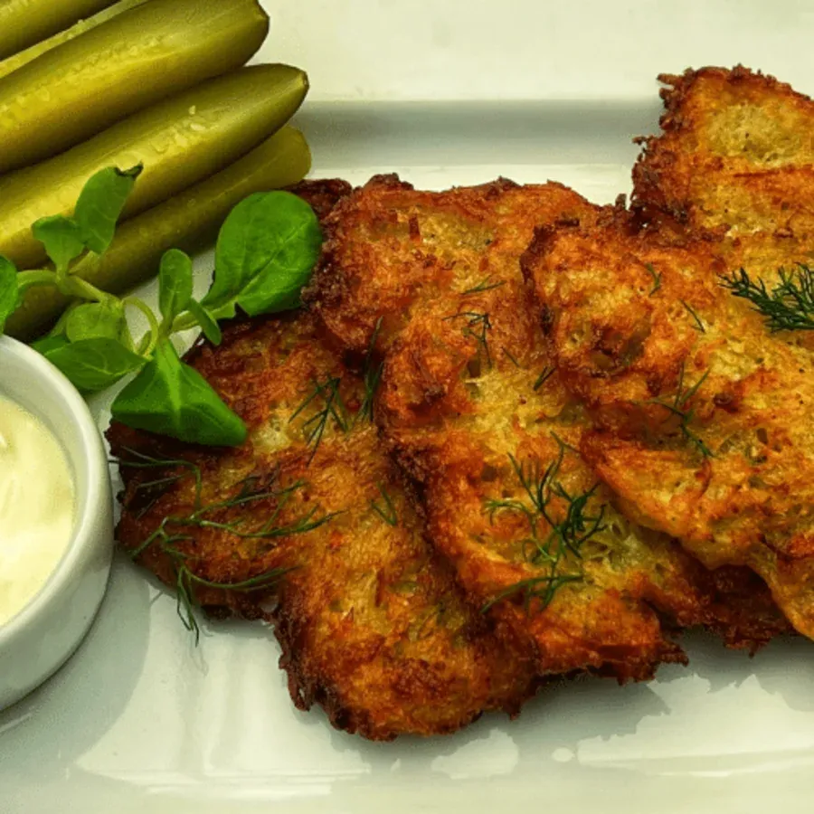 Deruny (placki ziemniaczane) z gulaszem 3 szt.