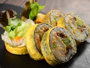 Tamago Maki z krewetką w tempurze, spicy mayo i warzywami