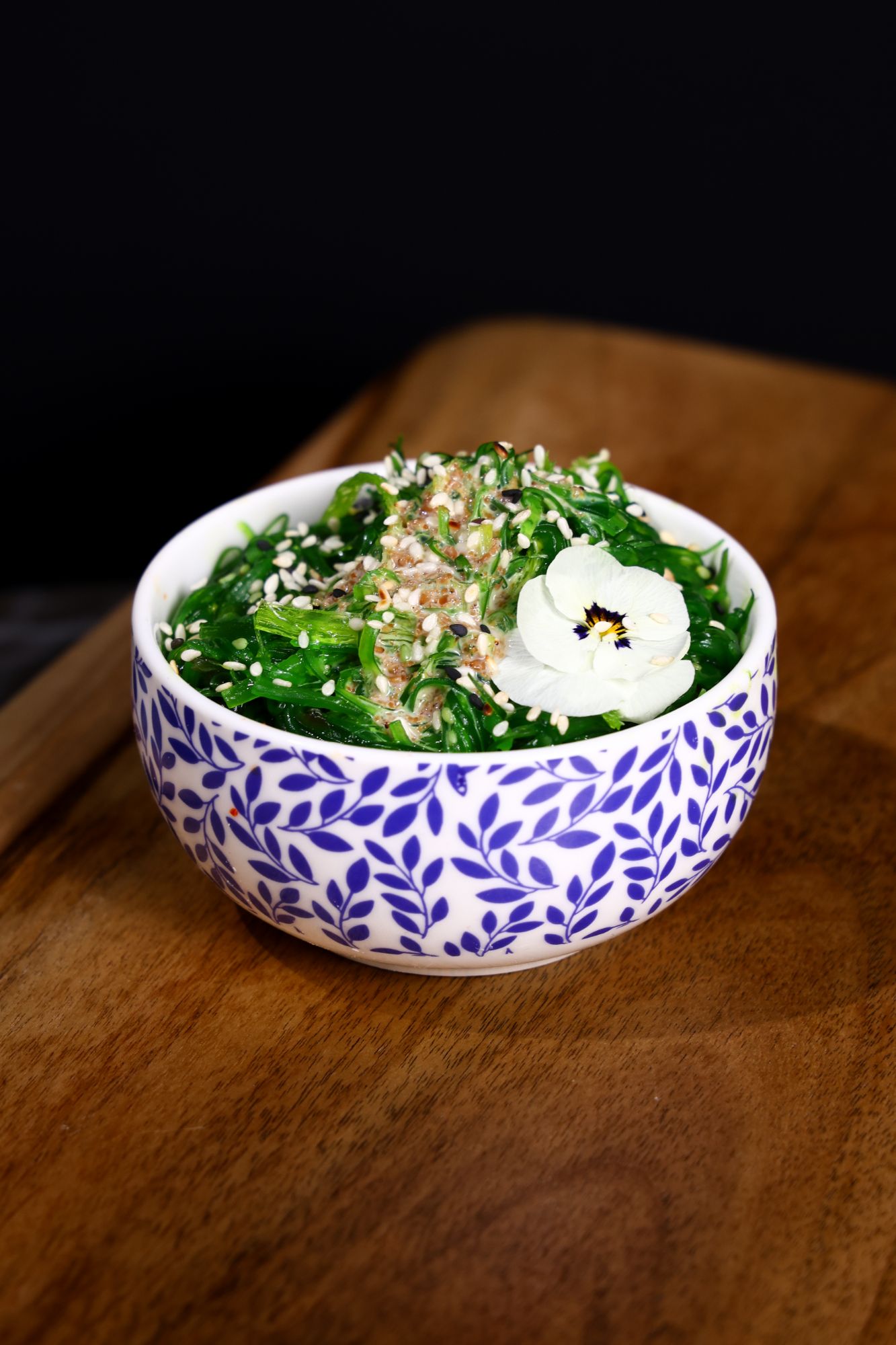Goma wakame z sosem orzechowym