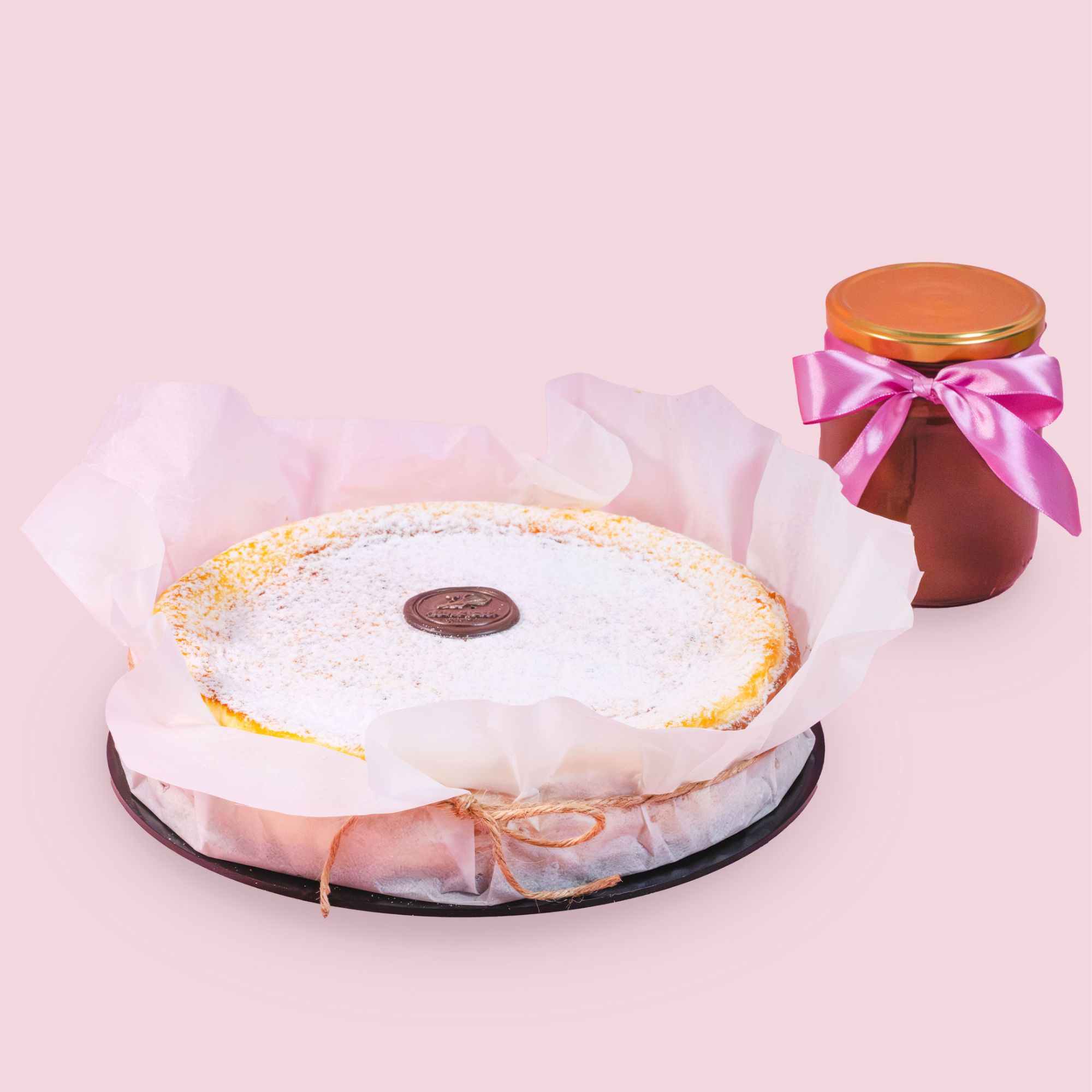 Sernik baskijski z sosem czekoladowym