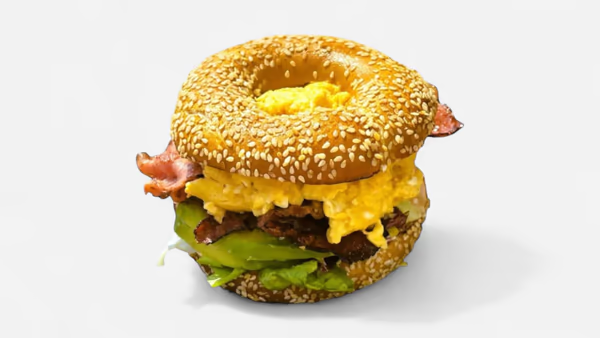 Bagel s praženicou, chrumkavou slaninou a avokádom