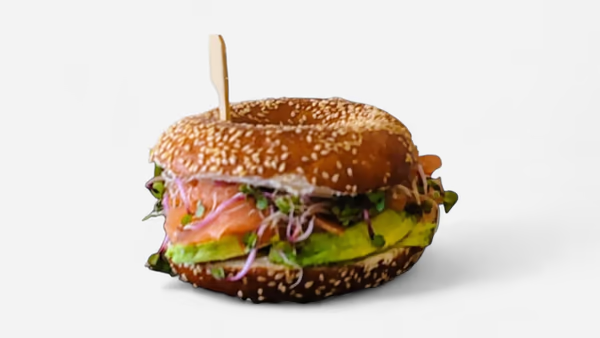 Bagel s lososom, capari a avokádom