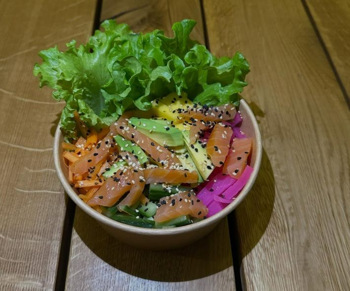 Sushi bowl z łososiem wędzonym