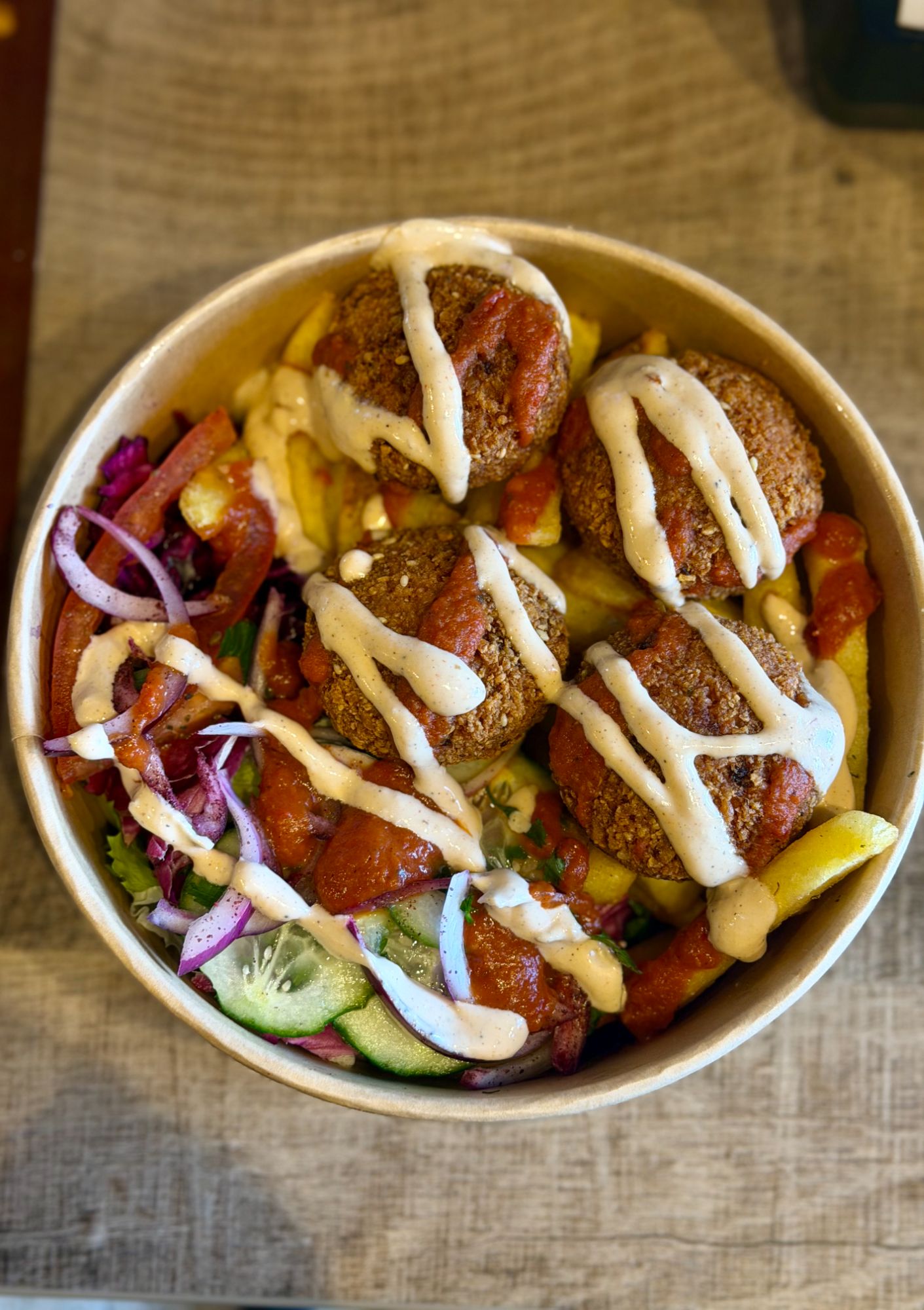 Na talerzu falafel z frytkami