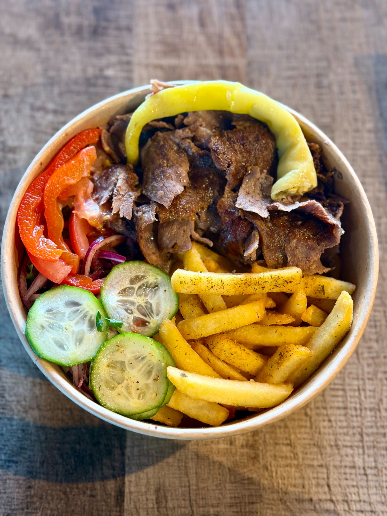 Na talerzu mięso + frytki