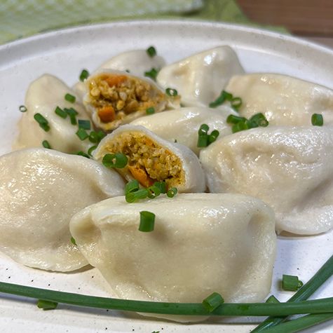 Pierogi z warzywami, kaszą jaglaną i curry (na ciepło)