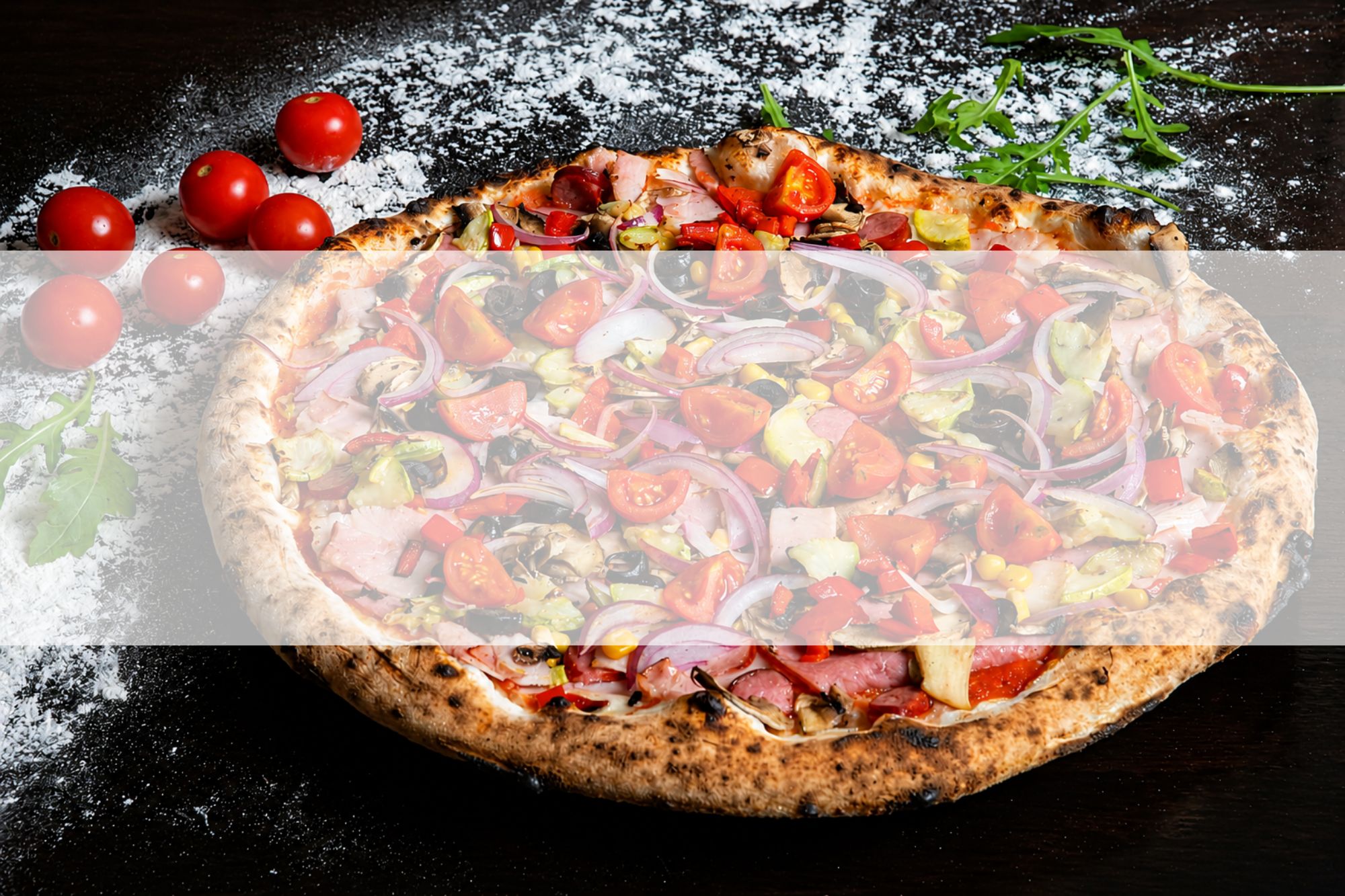 Pizza delicioasă cu pepperoni, legume proaspete și roșii cherry, pe o farfurie de lemn cu făină.
