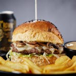 Magic Mushroom burger + hranolky + omáčka + nápoj