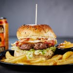 Elvis burger + hranolky + omáčka + nápoj