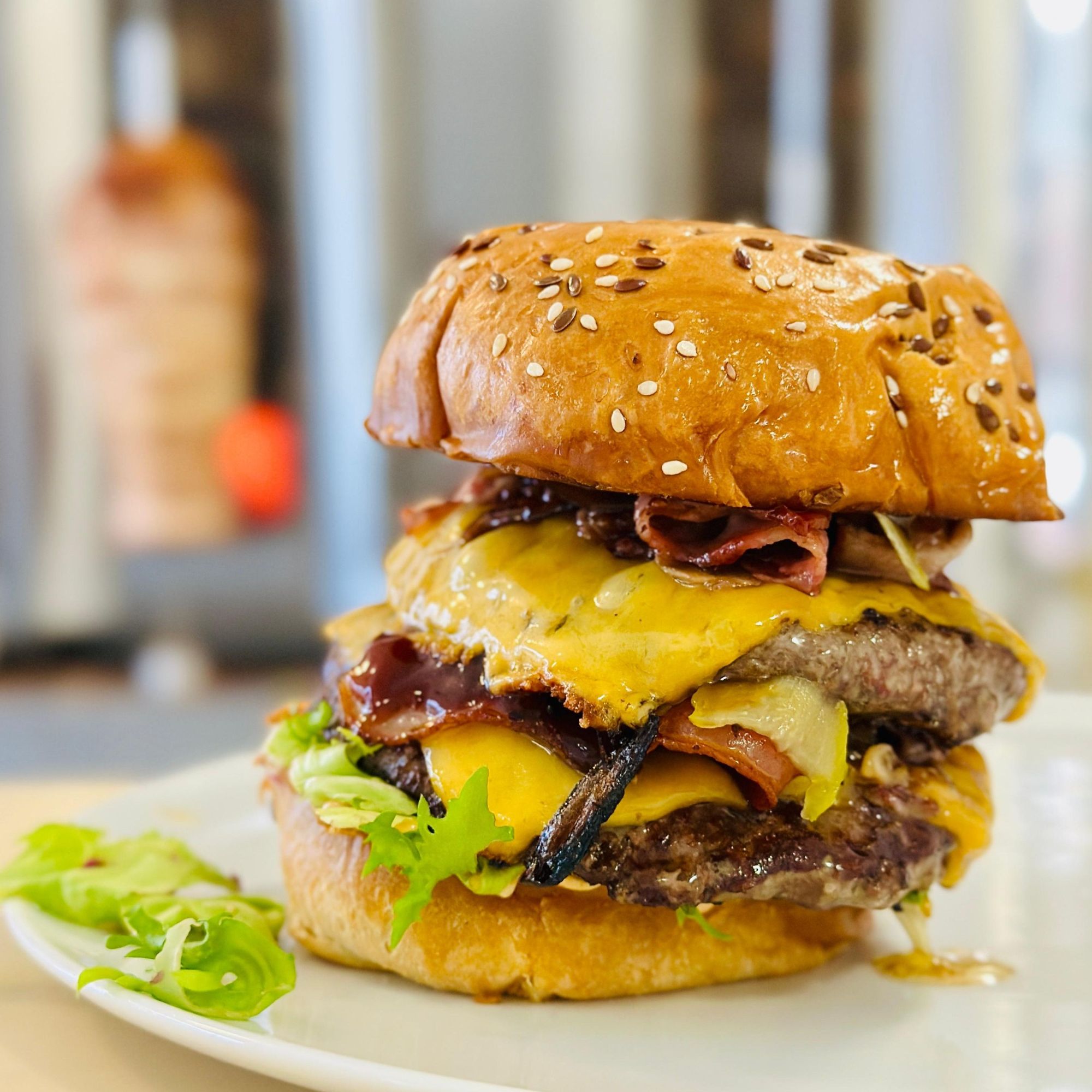 Burger Monster+Cartofi prajiti cu usturoi și pătrunjel