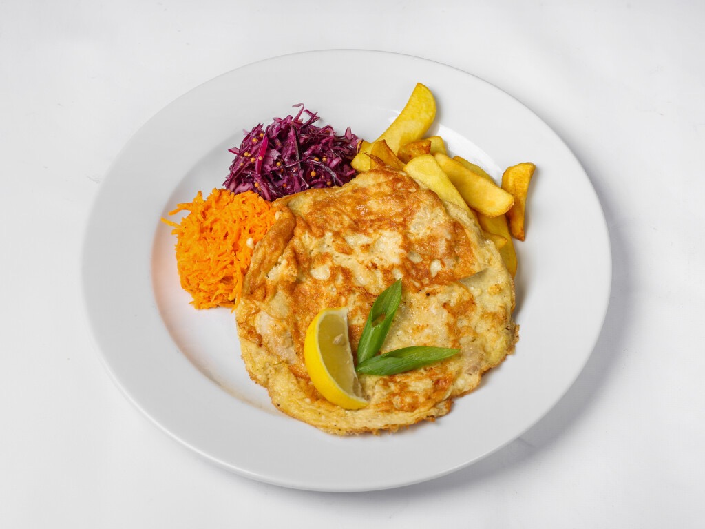 Schab po lubelsku, frytki, surówka z sezonowych warzyw