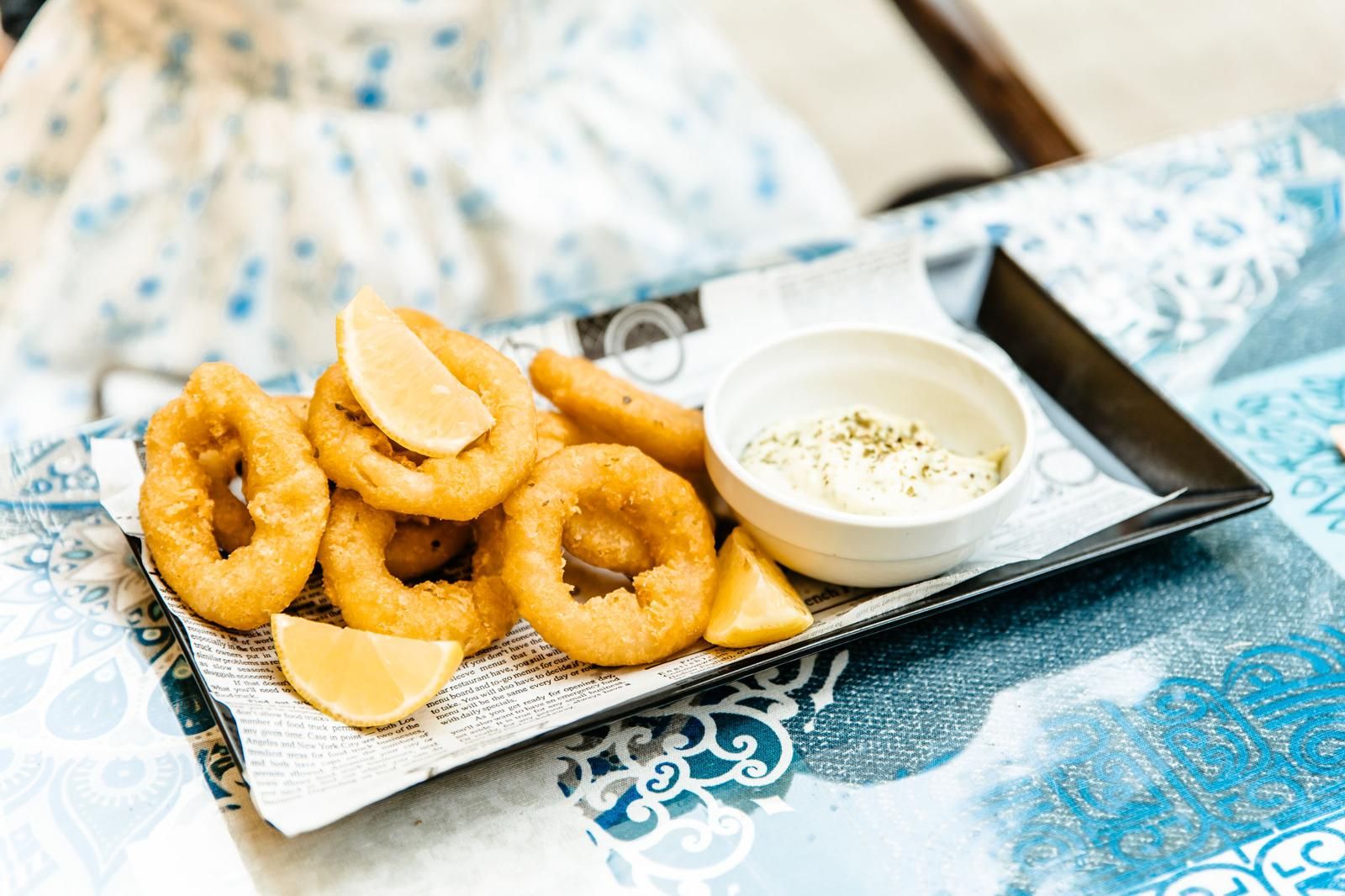 Calamari Crispy cu sos Aioli cu lămâie și pătrunjel