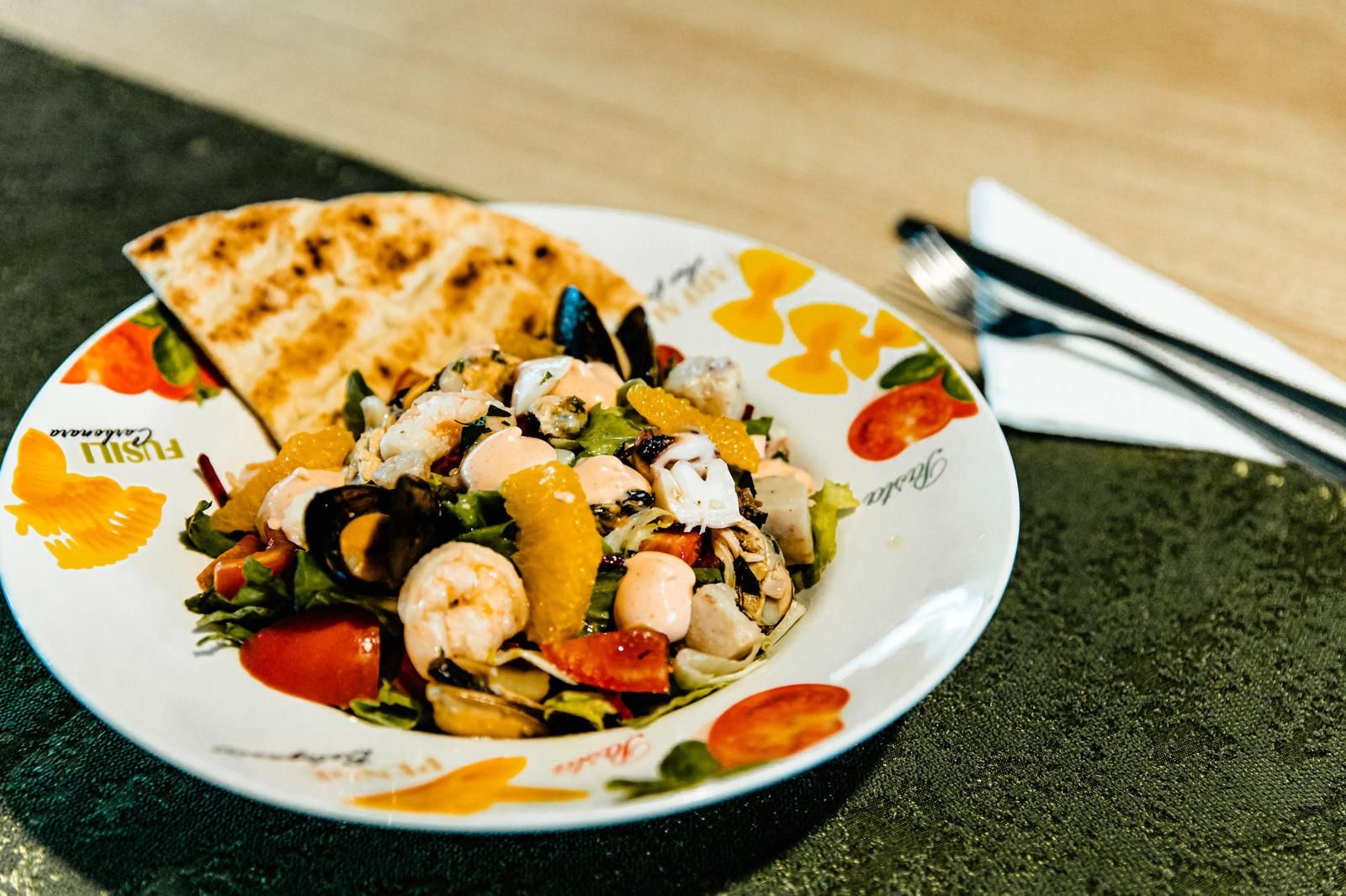 Salată Mediteraneană cu Fructe de Mare