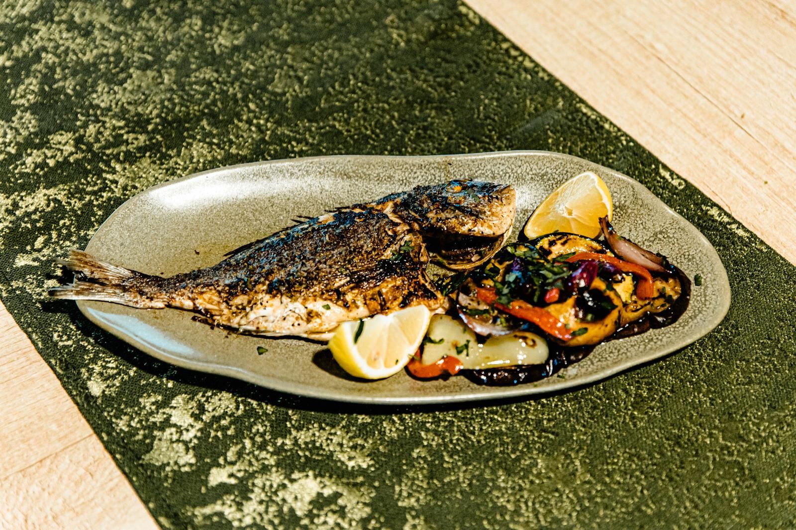 Doradă la Plită cu Legume la Grill și Tzatziki