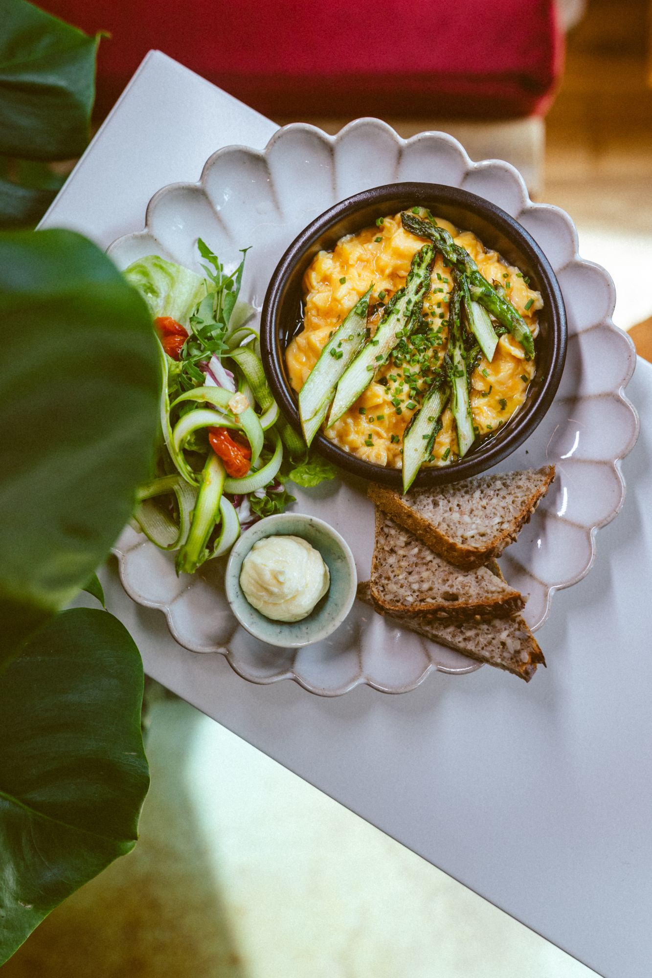 Jajecznica klasyczna na maśle z pieczywem