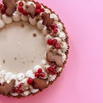 Tarta z białą czekoladą, musem żurawinowym kremem mascarpone i świąteczną dekoracją