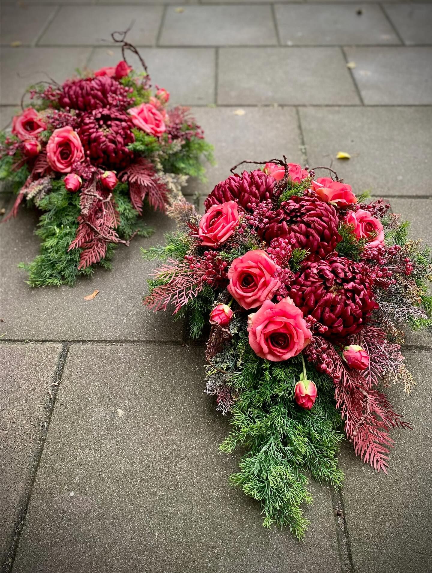 Kompozycja nagrobna w burgundowych barwach